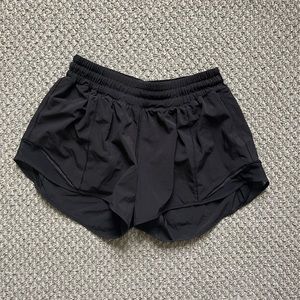 Lululemon black Hotty hot short 4” size 6